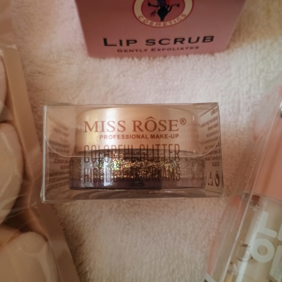 Lip Scrub, Lip Oil, Body Glitter And Powder Puffs - Picture 3 of 5